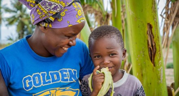 Emma and her child in the farm in Kenya