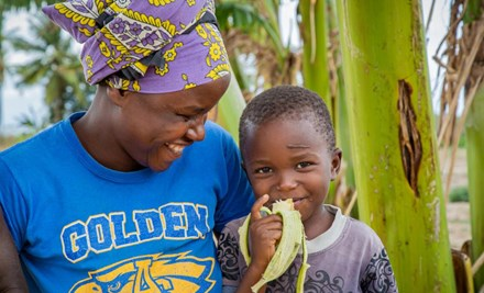 Emma and her child in the farm in Kenya